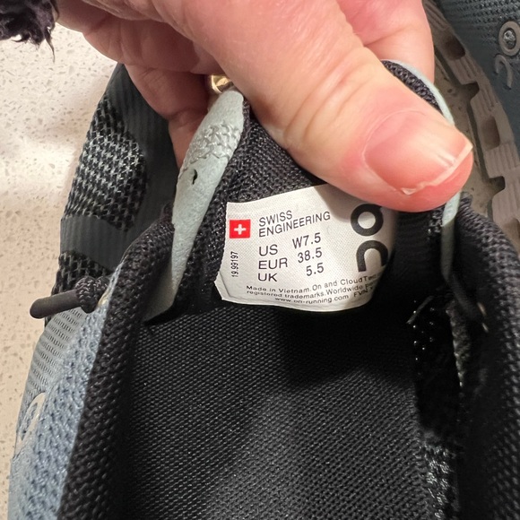 On Cloud women’s running shoes   7.5 blue/ grey athletic shoes. - Picture 7 of 9